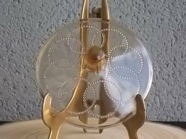 Sucrier couvert en verre teinté Ambre, moulé pressé. Bol à rebord perlé plat avec effet piliers de soutient. Base fond cercles entrelacés perlés. Couvercle Dôme, bouton conique.