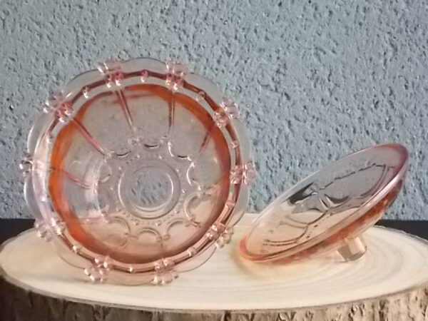 Sucrier couvert en verre teinté Rose Saumoné, moulé pressé. Bol tour cannelé nervuré. Rebord festonné perlé. Base fond Soleil pieds perlés. Couvercle Dôme, bouton conique.