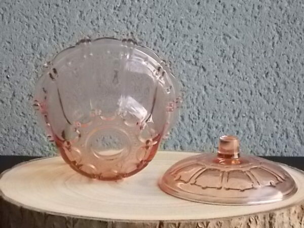 Sucrier couvert en verre teinté Rose Saumoné, moulé pressé. Bol tour cannelé nervuré. Rebord festonné perlé. Base fond Soleil pieds perlés. Couvercle Dôme, bouton conique.