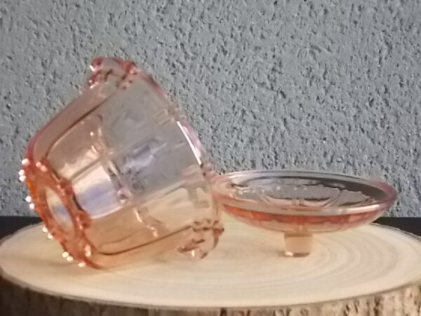 Sucrier couvert en verre teinté Rose Saumoné, moulé pressé. Bol tour cannelé nervuré. Rebord festonné perlé. Base fond Soleil pieds perlés. Couvercle Dôme, bouton conique.
