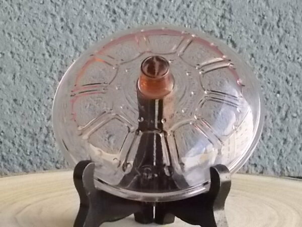 Sucrier couvert en verre teinté Rose Saumoné, moulé pressé. Bol tour cannelé nervuré. Rebord festonné perlé. Base fond Soleil pieds perlés. Couvercle Dôme, bouton conique.