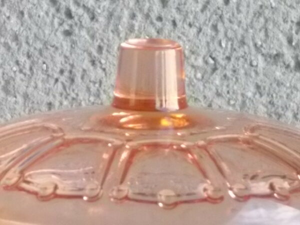 Sucrier couvert en verre teinté Rose Saumoné, moulé pressé. Bol tour cannelé nervuré. Rebord festonné perlé. Base fond Soleil pieds perlés. Couvercle Dôme, bouton conique.