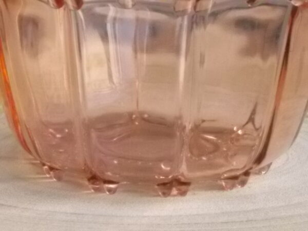 Sucrier couvert en verre teinté Rose Saumoné, moulé pressé. Bol tour cannelé nervuré. Rebord festonné perlé. Base fond Soleil pieds perlés. Couvercle Dôme, bouton conique.