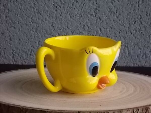 Tasse, en céramique Jaune, représentant le personnage de "Titi", de Warner Bros. Distribué par Tropico Diffusion