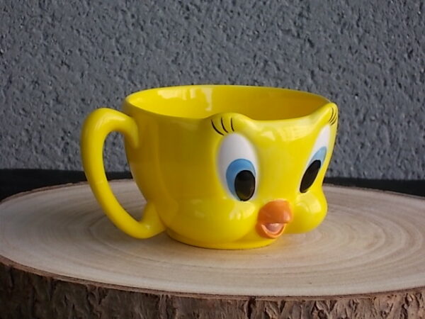 Tasse, en céramique Jaune, représentant le personnage de "Titi", de Warner Bros. Distribué par Tropico Diffusion