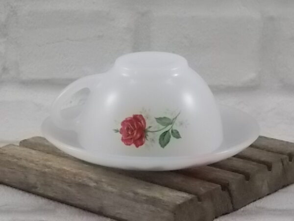 Tasse à café "Rose de France" Rouge, en verre Opale et motif floral. de la marque Arcopal France