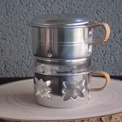 Tasse à café filtre en Aluminium Argenté. Support de tasse ajouré "Etoile". Anse recouvert de fil plastique Beige. De Durobor