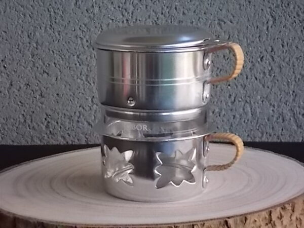 Tasse à café filtre en Aluminium Argenté. Support de tasse ajouré "Etoile". Anse recouvert de fil plastique Beige. De Durobor