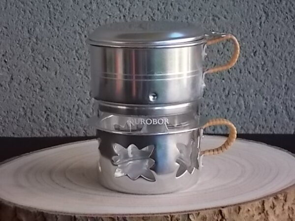 Tasse à café filtre en Aluminium Argenté. Support de tasse ajouré "Etoile". Anse recouvert de fil plastique Beige. De Durobor