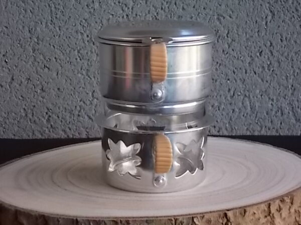 Tasse à café filtre en Aluminium Argenté. Support de tasse ajouré "Etoile". Anse recouvert de fil plastique Beige. De Durobor
