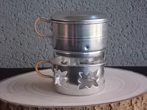 Tasse à café filtre en Aluminium Argenté. Support de tasse ajouré "Etoile". Anse recouvert de fil plastique Beige. De Durobor