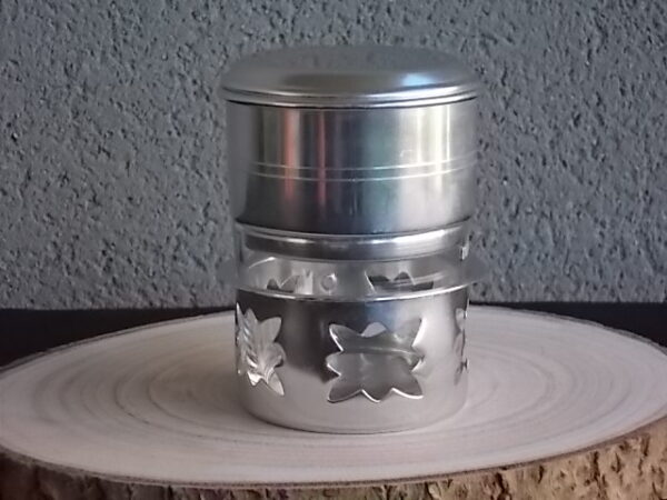 Tasse à café filtre en Aluminium Argenté. Support de tasse ajouré "Etoile". Anse recouvert de fil plastique Beige. De Durobor