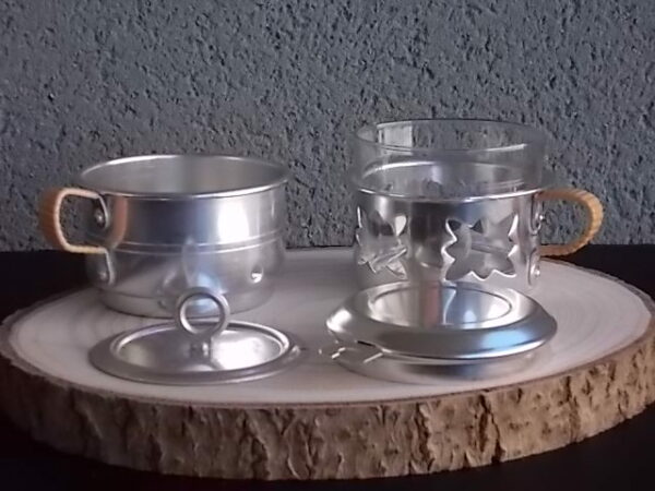 Tasse à café filtre en Aluminium Argenté. Support de tasse ajouré "Etoile". Anse recouvert de fil plastique Beige. De Durobor