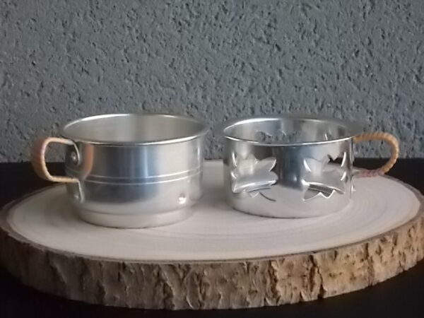 Tasse à café filtre en Aluminium Argenté. Support de tasse ajouré "Etoile". Anse recouvert de fil plastique Beige. De Durobor