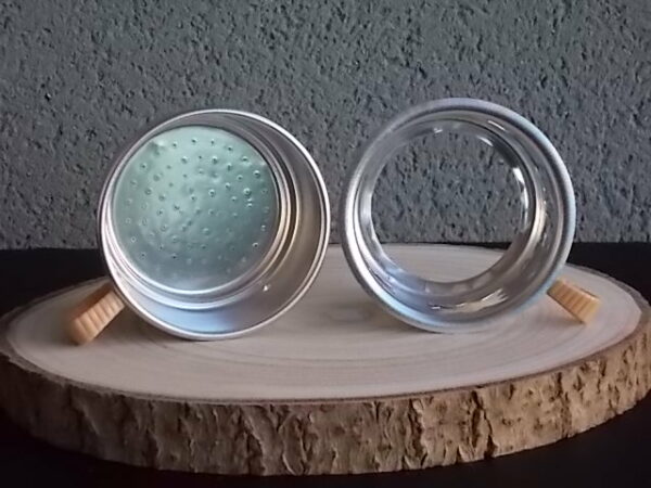 Tasse à café filtre en Aluminium Argenté. Support de tasse ajouré "Etoile". Anse recouvert de fil plastique Beige. De Durobor