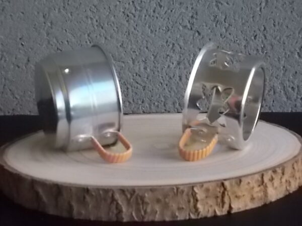 Tasse à café filtre en Aluminium Argenté. Support de tasse ajouré "Etoile". Anse recouvert de fil plastique Beige. De Durobor