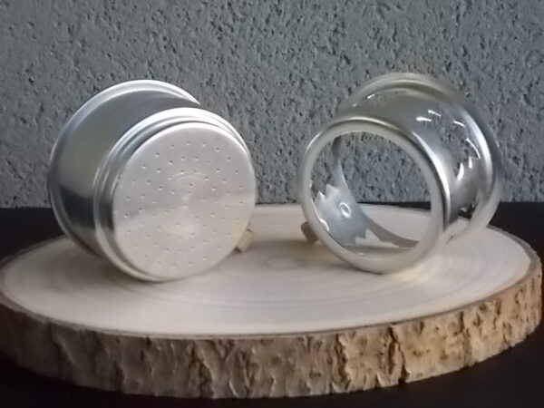 Tasse à café filtre en Aluminium Argenté. Support de tasse ajouré "Etoile". Anse recouvert de fil plastique Beige. De Durobor