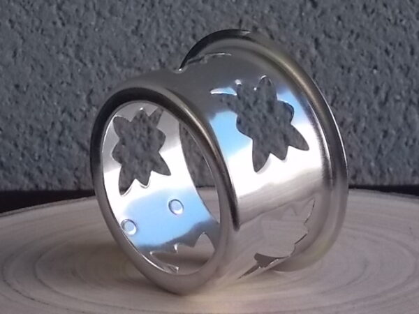 Tasse à café filtre en Aluminium Argenté. Support de tasse ajouré "Etoile". Anse recouvert de fil plastique Beige. De Durobor