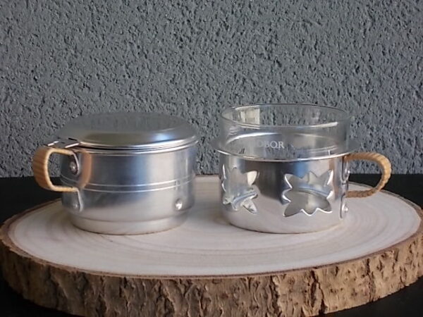 Tasse à café filtre en Aluminium Argenté. Support de tasse ajouré "Etoile". Anse recouvert de fil plastique Beige. De Durobor