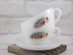 Tasse à Déjeuner "Liseron", en verre Opale et motif floral. de la marque Arcopal France