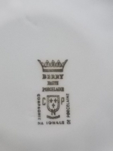 Tasse et sous tasse "Souvenir de Communion", en porcelaine Blanche, à effet vrillé. Motif d'un calice Doré. De C.N.P Berry France
