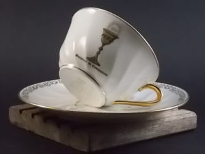 Tasse et sous tasse "Souvenir de Communion", en porcelaine Blanche, à effet vrillé. Motif d'un calice Doré. De C.N.P Berry France