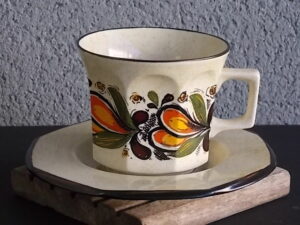Tasse et sous tasse à déjeuner, en porcelaine Beige à motif floral stylisé. Forme octogonale évasé facetté. De Weidmann Porzellan, Prodotto Italiano