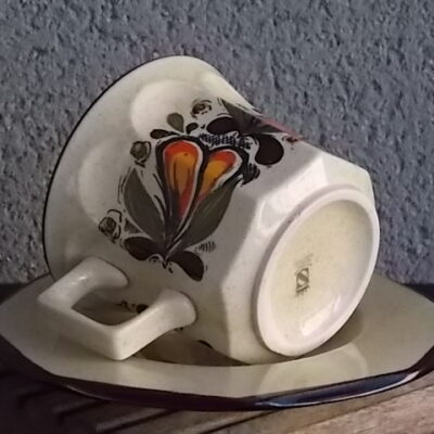 Tasse et sous tasse à déjeuner, en porcelaine Beige à motif floral stylisé. Forme octogonale évasé facetté. De Weidmann Porzellan, Prodotto Italiano