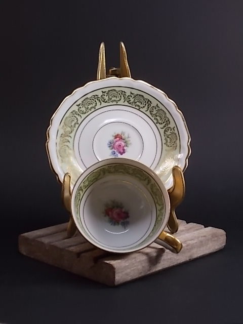 Tasse piédouche et sous tasse à café en porcelaine Blanche, bande colorée frise en dorure et motif floral. Porcelaine de Limoges