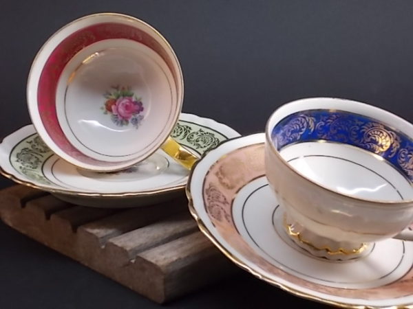 Tasse piédouche et sous tasse à café en porcelaine Blanche, bande colorée frise en dorure et motif floral. Porcelaine de Limoges
