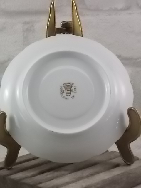 Tasse à Thé en Porcelaine de Luxe, modèle "Corse", décors "Napoléon" rinceau et liseré dorure de F. Deshoulières