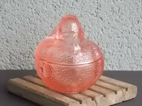 Terrine "Canard" en verre teinté Rose moulé pressé. Décors sculpté motif Plumage. Forme Ovale, fermeture par emboitement.