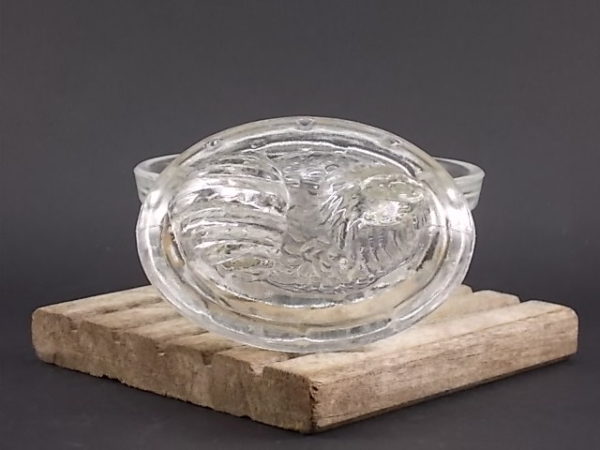 Terrine "Poule" en verre épais, moulé, pressé, de forme ovale. Couvercle forme Poule couveuse.