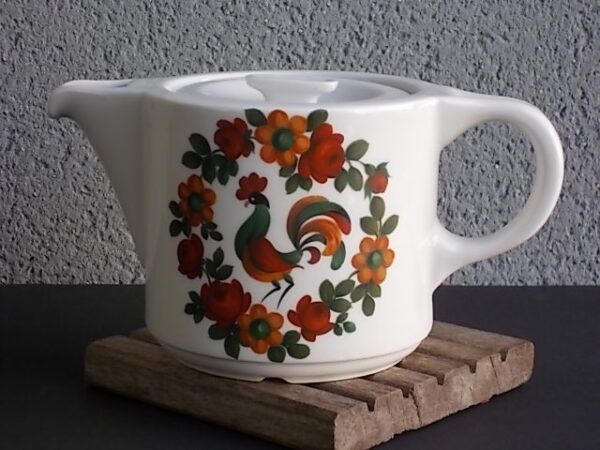 Théière "Coq", en porcelaine Blanche, à motif floral et Coq peint à la main. Contenant 55 cl. De la manufacture de Pillivuyt France