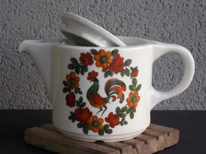 Théière "Coq", en porcelaine Blanche, à motif floral et Coq peint à la main. Contenant 55 cl. De la manufacture de Pillivuyt France