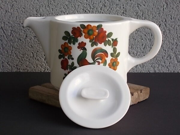 Théière "Coq", en porcelaine Blanche, à motif floral et Coq peint à la main. Contenant 55 cl. De la manufacture de Pillivuyt France