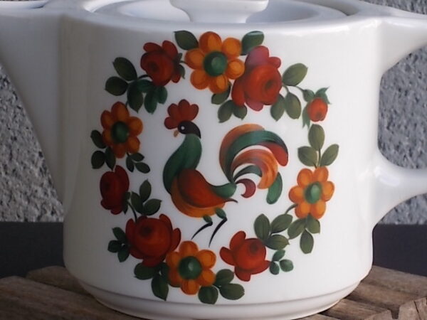 Théière "Coq", en porcelaine Blanche, à motif floral et Coq peint à la main. Contenant 55 cl. De la manufacture de Pillivuyt France