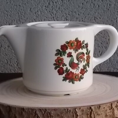 Théière "Coq", en porcelaine Blanche, à motif floral et Coq peint à la main. Contenant 75 cl. De la manufacture de Pillivuyt France
