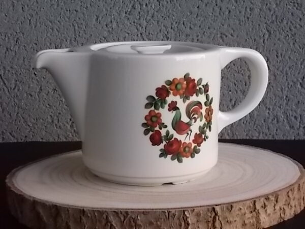 Théière "Coq", en porcelaine Blanche, à motif floral et Coq peint à la main. Contenant 75 cl. De la manufacture de Pillivuyt France