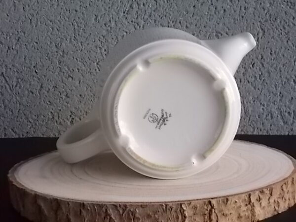 Théière "Coq", en porcelaine Blanche, à motif floral et Coq peint à la main. Contenant 75 cl. De la manufacture de Pillivuyt France