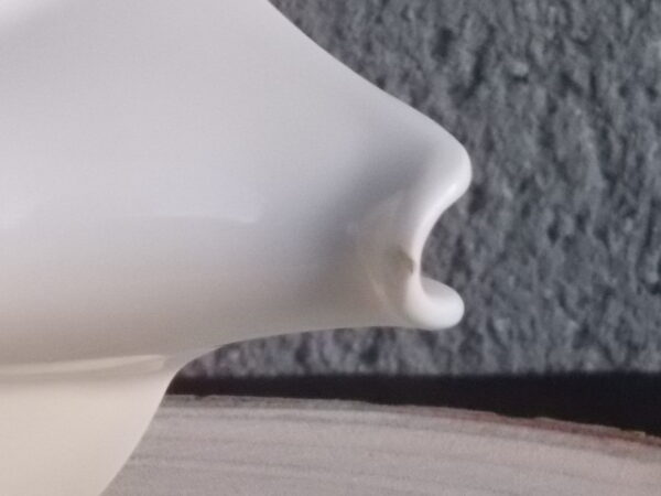Théière "Coq", en porcelaine Blanche, à motif floral et Coq peint à la main. Contenant 75 cl. De la manufacture de Pillivuyt France