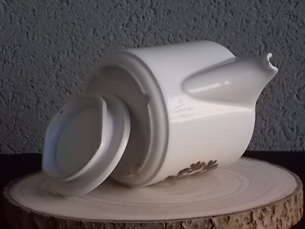 Théière "Coq", en porcelaine Blanche, à motif floral et Coq peint à la main. Contenant 75 cl. De la manufacture de Pillivuyt France