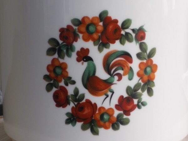 Théière "Coq", en porcelaine Blanche, à motif floral et Coq peint à la main. Contenant 75 cl. De la manufacture de Pillivuyt France