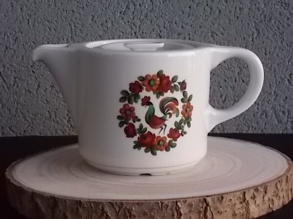 Théière "Coq", en porcelaine Blanche, à motif floral et Coq peint à la main. Contenant 75 cl. De la manufacture de Pillivuyt France