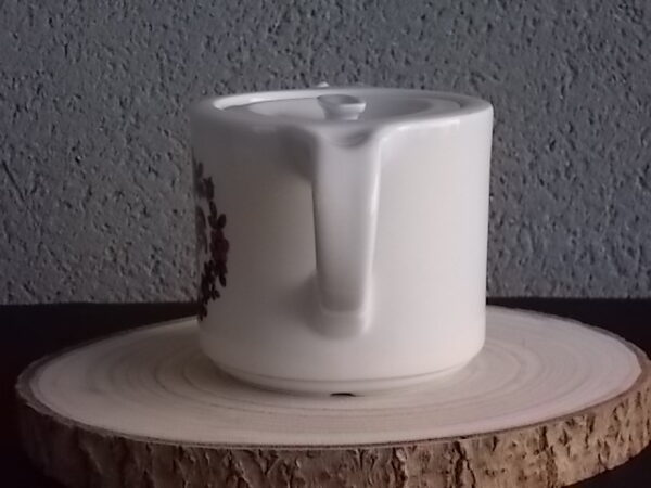 Théière "Coq", en porcelaine Blanche, à motif floral et Coq peint à la main. Contenant 75 cl. De la manufacture de Pillivuyt France
