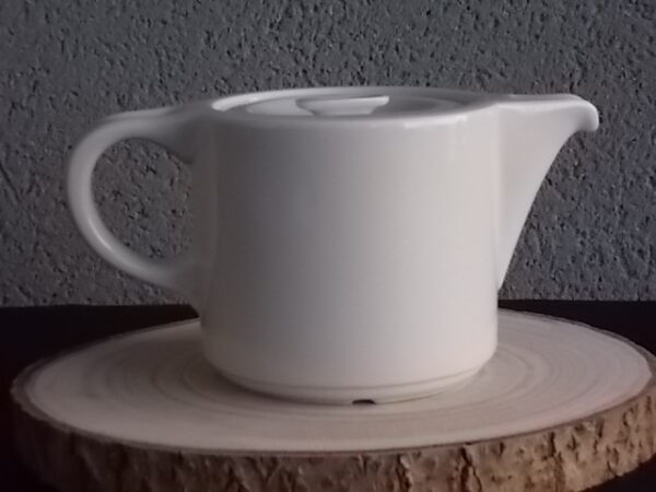Théière "Coq", en porcelaine Blanche, à motif floral et Coq peint à la main. Contenant 75 cl. De la manufacture de Pillivuyt France
