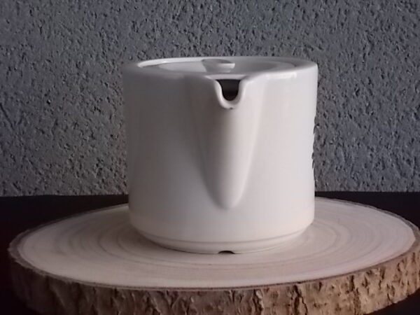 Théière "Coq", en porcelaine Blanche, à motif floral et Coq peint à la main. Contenant 75 cl. De la manufacture de Pillivuyt France