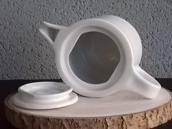 Théière "Coq", en porcelaine Blanche, à motif floral et Coq peint à la main. Contenant 75 cl. De la manufacture de Pillivuyt France
