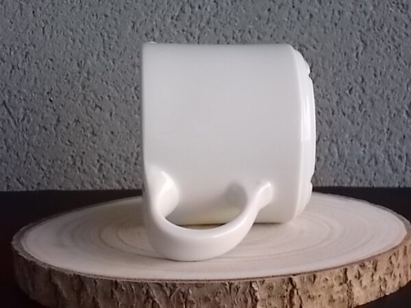 Théière "Coq", en porcelaine Blanche, à motif floral et Coq peint à la main. Contenant 75 cl. De la manufacture de Pillivuyt France