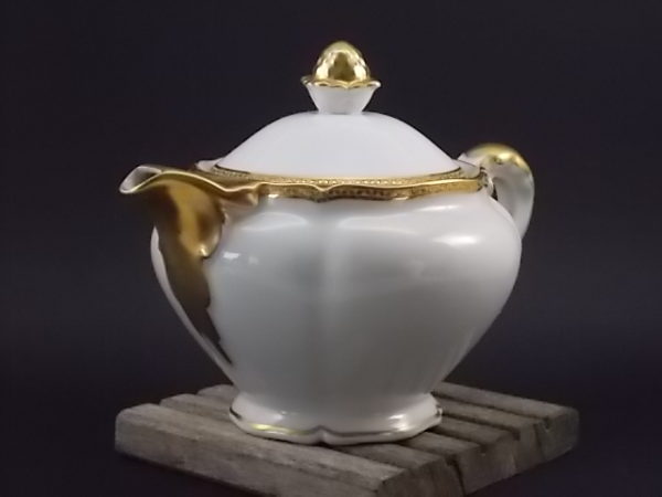 Théière "Or", en porcelaine Blanche et dorure de l'Ancienne fabrique Royale de Limoges France